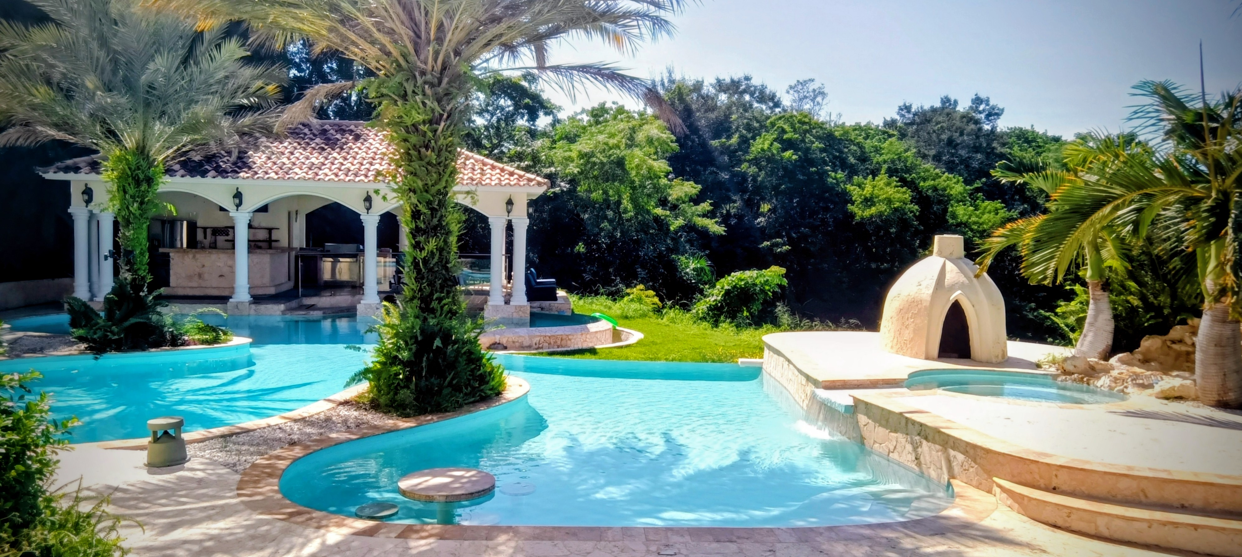 Pool house and kitchen facilities